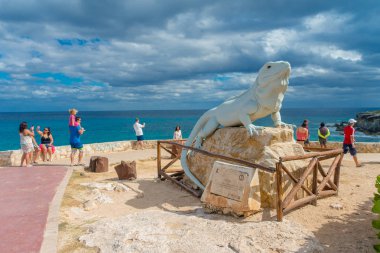 Isla Mujeres - 10 Ocak 2018: Kimliği belirsiz kişi yakın bir sarhoş heykelin iguana Isla Mujeres, Meksika için şehirde yürüyüş açık görünüm