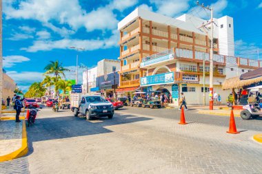 Isla Mujeres, Meksika, 10 Ocak 2018: Isla Mujeres bazı yapılar Meksika çevresindeki sokaklarda yürürken tanımlanamayan kişi