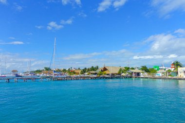 Isla Mujeres, Meksika, 10 Ocak 2018: Bazı insanların gün içinde horizont bir kıyı Isla Mujeres Punta güneş Karayip Denizi içinde zevk açık görünüm