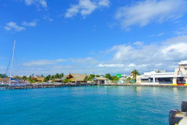 Isla Mujeres, Meksika, 10 Ocak 2018: Bazı insanların gün içinde horizont bir kıyı Isla Mujeres Punta güneş Karayip Denizi içinde zevk açık görünüm