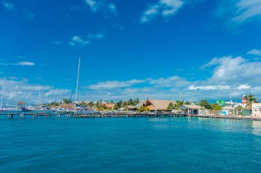 Isla Mujeres, Meksika, 10 Ocak 2018: Bazı insanların gün içinde horizont bir kıyı Isla Mujeres Punta güneş Karayip Denizi içinde zevk açık görünüm