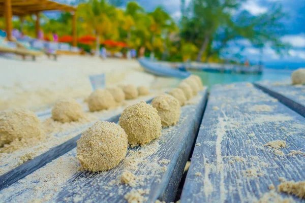 멕시코에서이 슬 라 mujeres의 해변에 나무 구조에 게 점심 식사 후 모래의 작은 볼의 선택적 초점의 닫습니다 — 스톡 사진