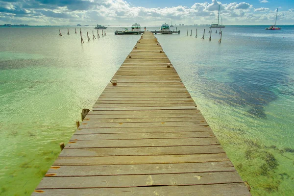 Bela vista ao ar livre de uma doca de madeira em mar tropical azul em Isla Mujeres, Yucatan México — Fotografia de Stock