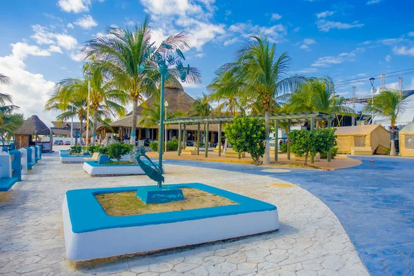 Bela vista ao ar livre do cais com algumas palmeiras em Puerto Morelos na Riviera Maia Maya do México — Fotografia de Stock