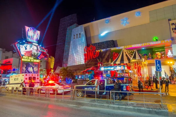 Cancun, Meksika - 10 Ocak 2018: Tanımlanamayan insanlar açık havada yürüyüş ve iki polis arabaları ve Cancuns restoran ve Bar otel bölgesi çevresinde içinde merkezi bir ambulans — Stok fotoğraf