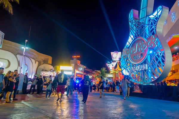 Cancun, Mexico -, 10 januari 2018: Niet-geïdentificeerde mensen van Hard Rock Cafe in Cancun op het Forum center in Cancuns hotelzone genieten van het nachtleven in de open lucht — Stockfoto