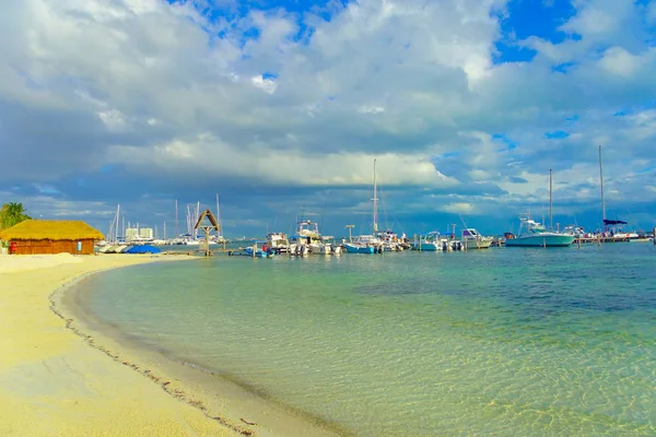 Cancún, Mexico - 10 januari 2018: Vacker utomhus utsikt över många båtar på stranden av en vacker vit sand beach av Karibiska havet i Cancún Mexiko — Stockfoto