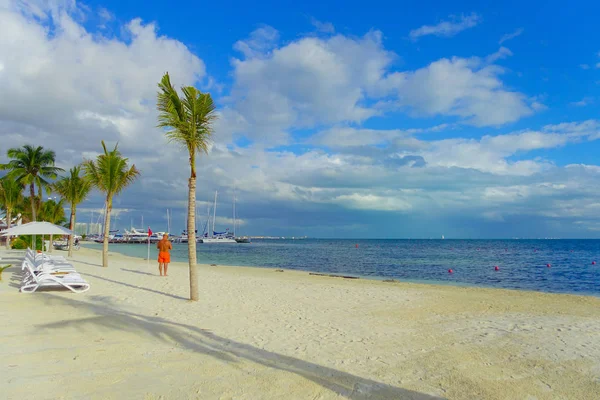CANCUN, MESSICO - 10 GENNAIO 2018: Persone non identificate che camminano in una bellissima vista esterna della spiaggia di sabbia bianca del Mar dei Caraibi a Cancún Messico — Foto Stock