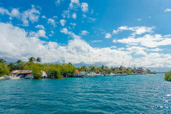 Cancun, Mexico -, 10 januari 2018: Isla Mujeres is een eiland in de Caribische zee, ongeveer 13 kilometer voor de kust van het schiereiland Yucatan. Het eiland is een 7 kilometer lang en 650 meter breed — Stockfoto