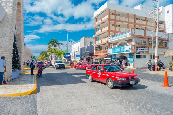 Isla Mujeres, Mexikó, 2018. január 10.: Azonosítatlan emberek séta az utcán, az Isla Mujeres körülvevő egyes épületek Mexikóban — Stock Fotó