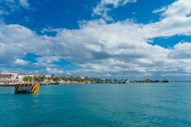 Isla Mujeres, Meksika, 10 Ocak 2018: Bazı binalarda horizont Beach Isla Mujeres Karayip Denizi, Meksika turkuaz su ile güzel açık manzarasına