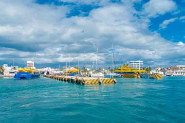Isla Mujeres, Meksika, 10 Ocak 2018: Kimliği belirsiz kişi Isla Mujeres Karayip Denizi, Meksika turkuaz su ile Sahil yürüyüş güzel açık manzarasına