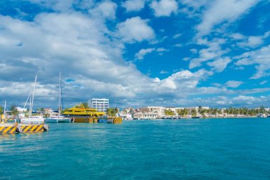 Isla Mujeres, Meksika, 10 Ocak 2018: Kimliği belirsiz kişi Meksika'da muhteşem bir gün boyunca bazı tekneler ile Isla Mujeres sahile yürüyüş güzel açık manzarasına