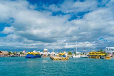 Isla Mujeres, Meksika, 10 Ocak 2018: Kimliği belirsiz kişi Meksika'da muhteşem bir gün boyunca bazı tekneler ile Isla Mujeres sahile yürüyüş güzel açık manzarasına