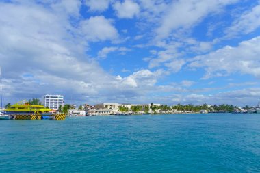 Isla Mujeres, Meksika, 10 Ocak 2018: Bazı binalarda horizont Beach Isla Mujeres Karayip Denizi, Meksika turkuaz su ile güzel açık manzarasına