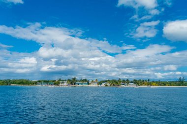 Isla Mujeres, Meksika, 10 Ocak 2018: horizont Beach Isla Mujeres, Meksika için mavi bir su ile birçok binaların açık görünüm şaşırtıcı