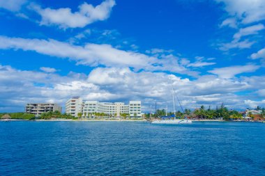Isla Mujeres, Meksika, 10 Ocak 2018: Açık görünümü sahile beyaz gemi ve büyük beyaz horizont plajda Isla Mujeres, Meksika için mavi su ile bina