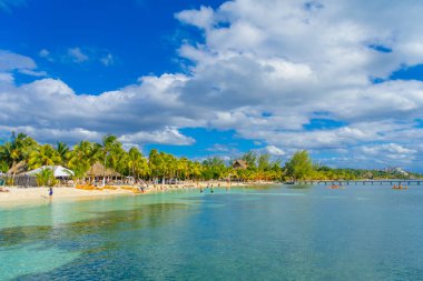 Cancun, Meksika - 10 Ocak 2018: kimliği belirsiz kişi Meksika, Cennet Adası, güneş ve avuç içi güzel Karayipler beach Isla mujeres yüzme. Turizm kavramı