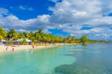 Cancun, Meksika - 10 Ocak 2018: kimliği belirsiz kişi güzel Karayipler beach Isla mujeres Meksika, Cennet Adası, güneş ve avuç içi temiz su ile Yüzme. Turizm kavramı