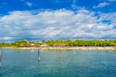 Cancun, Meksika - 10 Ocak 2018: kimliği belirsiz kişi temiz ve şeffaf su Meksika, Cennet Adası, güneş ve avuç içi ile bir güzel Karayipler beach Isla mujeres yüzme. Turizm kavramı