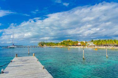 Cancun, Meksika - 10 Ocak 2018: sahile ve onların kayack güzel Karayipler beach Isla mujeres, Meksika temiz ve şeffaf su ile diğer çocuk yüzme tanımlanamayan kişi