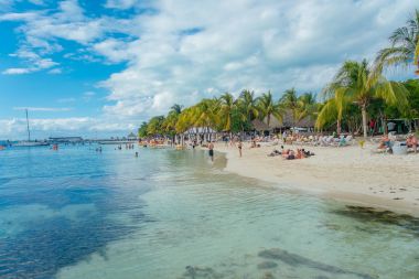 Cancun, Meksika - 10 Ocak 2018: Meksika temiz ve şeffaf suyla bir güzel Karayipler beach Isla mujeres sahile Yüzme tanımlanamayan kişi