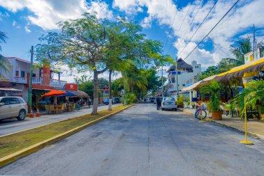 Bir Playa del Carmen, Meksika - 10 Ocak 2018: 5th Avenue üzerinde kişi, şehrin ana caddesi. Şehrin turistik aktiviteler Riviera Maya, coğrafi konumu nedeniyle geniş bir dizi sahiptir