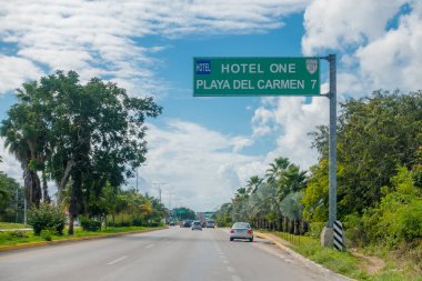 Bir Playa del Carmen, Meksika - 10 Ocak 2018: bilgilendirici bir yeşil beyaz harflerle işaretiyle bir otoyol bulunan şehrin ana caddesi lin yapı. Şehrin turistik geniş bir dizi sahiptir