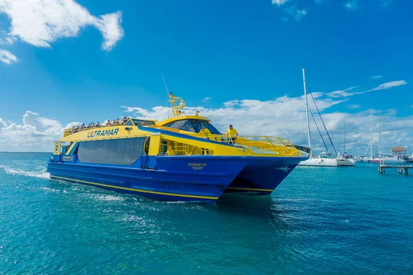 CANCUN, MÉXICO - JANEIRO 10, 2018: Pessoas não identificadas apreciando a vista da Ilha Mujeres, em um enorme barco de cor azul e amarelo. A ilha tem cerca de 7 quilómetros de comprimento e 650 metros de largura. — Fotografia de Stock