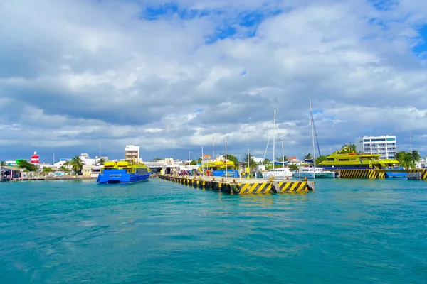 Isla Mujeres, Meksika, 10 Ocak 2018: Kimliği belirsiz kişi Isla Mujeres Karayip Denizi, Meksika turkuaz su ile Sahil yürüyüş güzel açık manzarasına