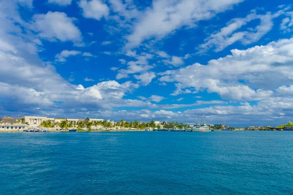 ISLA MUJERES, MEXICO, JANUARY 10, 2018: Beautiful outdoor view of some buildings in the horizont in the beach Isla Mujeres in caribbean sea, with a turquoise water in Mexico — Stock Photo, Image