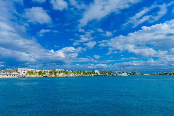 Isla Mujeres, Мексика, 10 січня 2018: Відкритий чаруючим Військовий корабель і деяких будівель в horizont на пляжі Ісла в Карибському морі, з бірюзової водою в Мексиці — стокове фото