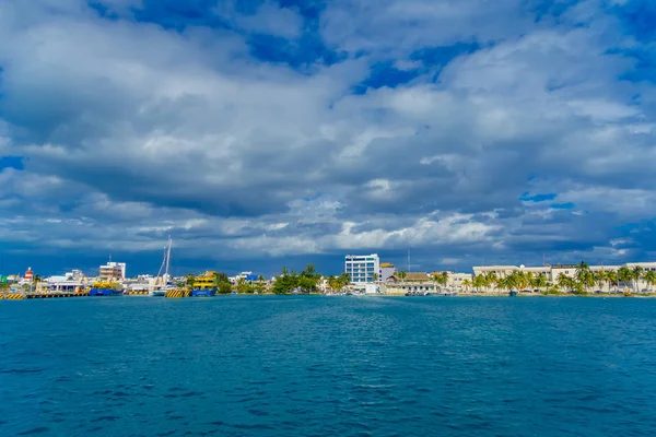 ISLA MUJERES, MEXICO, JANUARY 10, 2018: Beautiful outdoor view of military ship and some buildings in the horizont in Isla Mujeres, during a gorgeous day in Mexico — Stock Photo, Image