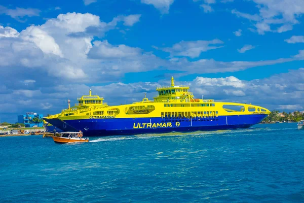 Isla Mujeres, Mexico, 10 januari 2018: Buiten zicht van enorme boot kleur blauw-en geeltinten varen in de wateren dichtbij de Isla Mujeres. Het eiland is een 7 kilometer lang en 650 meter breed — Stockfoto