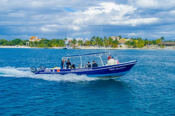 Cancun, Meksika - 10 Ocak 2018: kimliği belirsiz kişi dış görünümünü renk mavi ve sarı Isla Mujeres yakın sularda yelken büyük tekne yat yelken