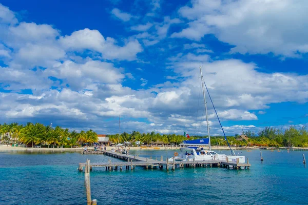 Cancun, Mexiko - 10. Januar 2018: Außenansicht von Unbekannten, die in einem Yatcg segeln Außenansicht von riesigen Boot der Farbe blau und gelb, das in den Gewässern in der Nähe der isla mujeres segelt — Stockfoto