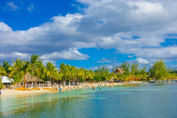 CANCUN, MEXICO - JANUARY 10, 2018: Unidentified people swimming in a beautiful caribbean beach isla mujeres in Mexico, paradise island, sun and palms. Tourism concept — Stock Photo, Image