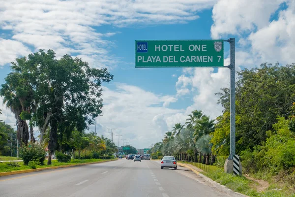 プラヤ ・ デル ・ カルメン、メキシコ - 2018 年 1 月 10 日: 情報記号の緑に白い文字で構造の高速道路は都市のメイン ・ ストリートに位置する林。市内観光の広い配列を誇っています。 — ストック写真