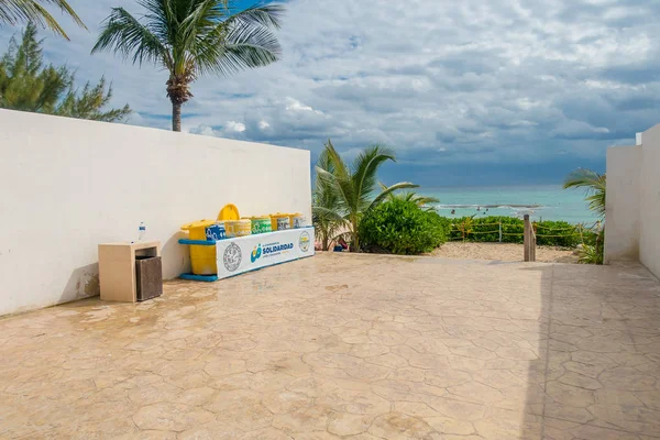 Playa del Carmen, Mexique - 10 janvier 2018 : Vue extérieure d'un hall avec trottoir lapidé et un collecteur d'ordures, avec une vue magnifique sur la plage de Playa del carmen au Mexique — Photo