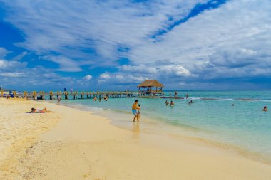 Bir Playa del Carmen, Meksika - 10 Ocak 2018: Playa del Carmen batımında sahilde kimliği belirsiz kişi. Şehrin turistik aktiviteler coğrafi konumu nedeniyle geniş bir dizi sahiptir