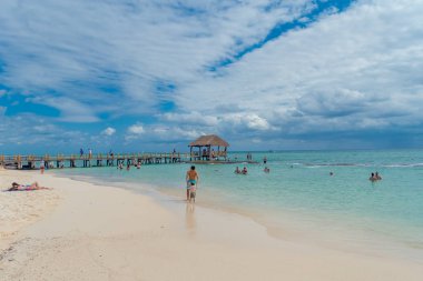 Bir Playa del Carmen, Meksika - 10 Ocak 2018: Playa del Carmen batımında sahilde kimliği belirsiz kişi. Şehrin turistik aktiviteler coğrafi konumu nedeniyle geniş bir dizi sahiptir