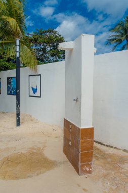 Bir Playa del Carmen, Meksika - 10 Ocak 2018: playa ortak duşta açık görünümünü del carmen Meksika