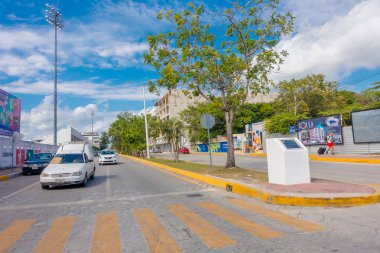 Bir Playa del Carmen, Meksika - 10 Ocak 2018: 5th Avenue açık görünümünü, şehrin ana caddesi. Şehrin turistik aktiviteler Riviera'sında coğrafi konumu nedeniyle geniş bir dizi sahiptir