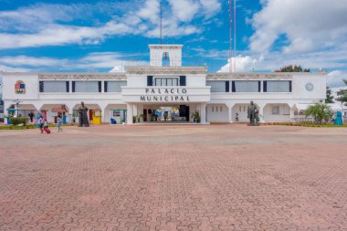 Playa Del Carmen, Meksika 01 Ocak 2018: güzel bir giriş kapısı önünde Belediye Sarayı, Playa del Carmen, Riviera Maya, Meksika kimliği belirsiz insanlar
