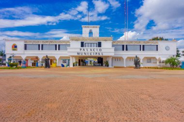 Playa Del Carmen, Meksika 01 Ocak 2018: Belediye Sarayı güzel bir mavi gökyüzü Playa del Carmen, Riviera Maya, Meksika giriş