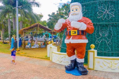 Bir Playa del Carmen, Meksika - 10 Ocak 2018: santa s clous büyük yeşil Noel ağacı önünde açık görünümünü playa park ortasında bulunan del Carmen, Meksika