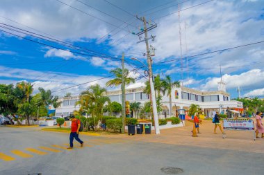 Playa Del Carmen, Meksika 01 Ocak 2018: Playa del Belediye Sarayı'nın açık havada, Carmen, Riviera Maya, Meksika kimliği belirsiz insanlar