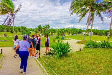 Tulum, Meksika - 10 Ocak 2018: Kimliği belirsiz kişi Maya Harabeleri, Tulum Ayrıca Karayip Denizi yakın yürüyüş. Riviera Maya, Amerika seyahatini...