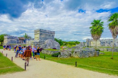 Tulum, Meksika - 10 Ocak 2018: Maya Harabeleri, Tulum Ayrıca Karayip Denizi içinde kimliği belirsiz insanlar. Riviera Maya, Amerika seyahatini...
