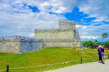 Tulum, Meksika - 10 Ocak 2018: Tanımlanamayan turist Maya Harabeleri, Tulum Ayrıca Karayip Denizi içinde yürüyüş. Riviera Maya, Amerika seyahatini...